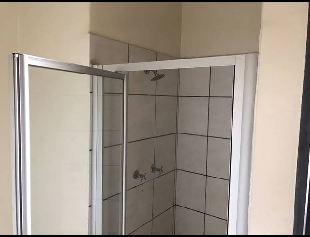 1 BEDROOM FLAT FOR SALE IN BRAAMFONTEIN